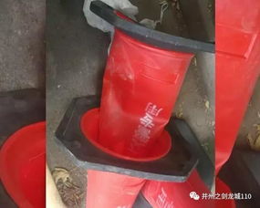 民警執(zhí)勤檢查過(guò)往車輛 男子駕車沖卡終被拘留